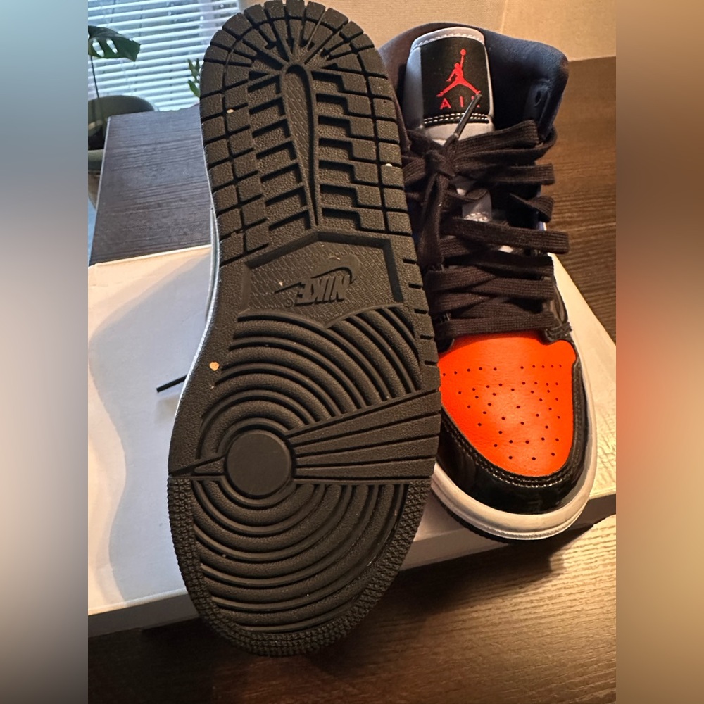 Women’s Air Jordan 1 Mid SE-Size 7 - Picture 7 of 9